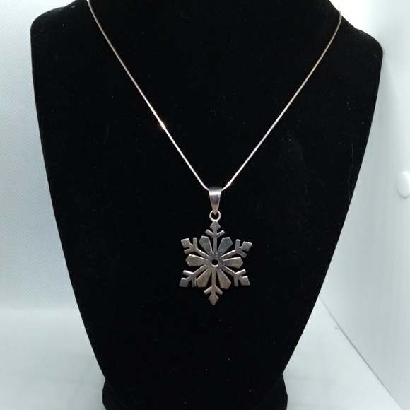 20" chain sterling silver with snowflake charm 1.5" marked 925 Thailand. - Picture 1 of 3